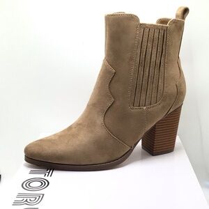 Story Brand Womens Tan Faux Suede Casey Ankle Bootie Size 7